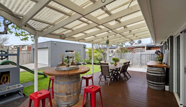 Mordialloc Coastal Escape –Beach, Garden & Parking in Mordialloc