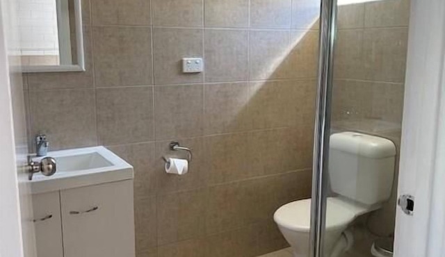 MOTEL 4 - Sleeps 4 - Queen bed, bunk set in Thornton