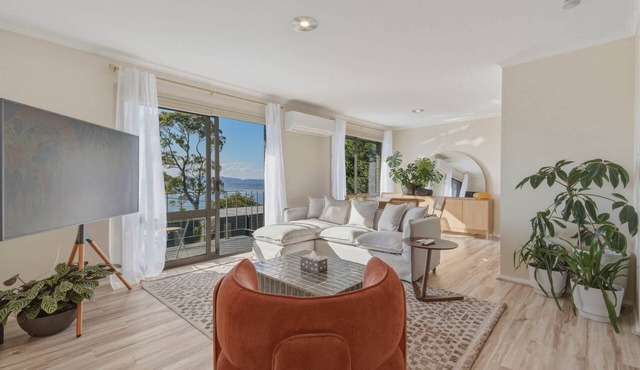 Mount Nelson Lookout - 2 Bed House & Swimming Pool in Mount Nelson