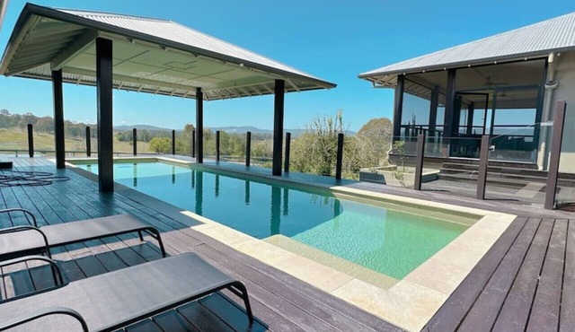 Mountain Majesty with Poolside: Relaxing Getaway in Tamborine