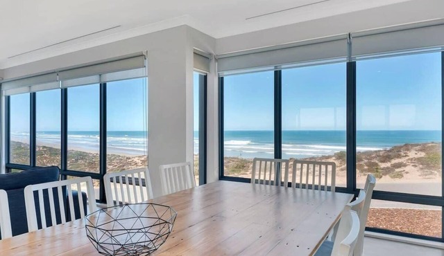 Nauticus Beachfront Luxury House w/Stunning Views in Middleton