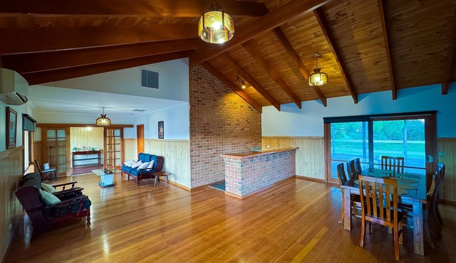 nEntire Home in Beveridgen10 guests, 4 bedrooms-7beds and 2bathsn in Beveridge