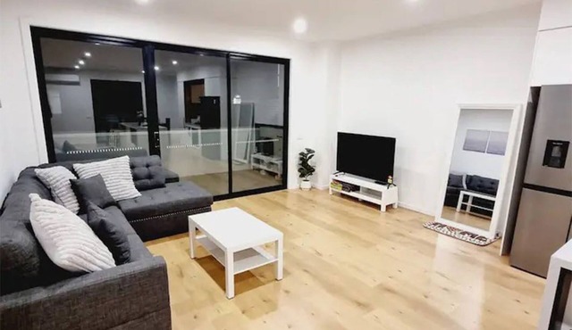New and Modern Family Home by the Beach. Pet friendly! in Williamstown