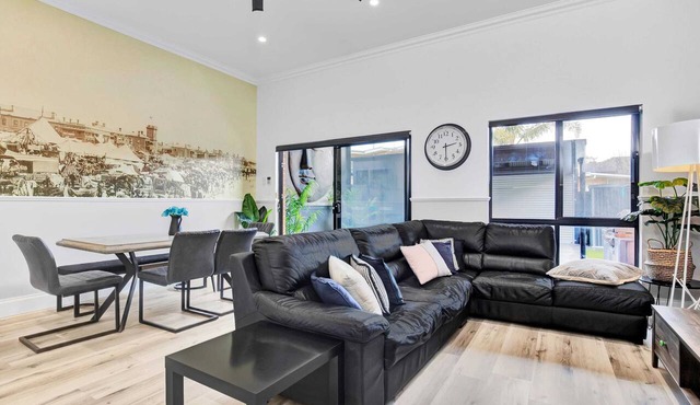 Noir Cottage | Glenelg North | 3BR | Netflix| BBQ in Glenelg North