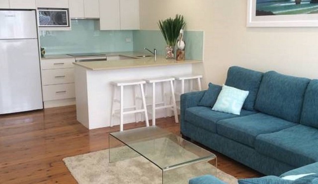 North Avoca Beach House 200m level walk to beach 4 bedrooms secure yard in North Avoca