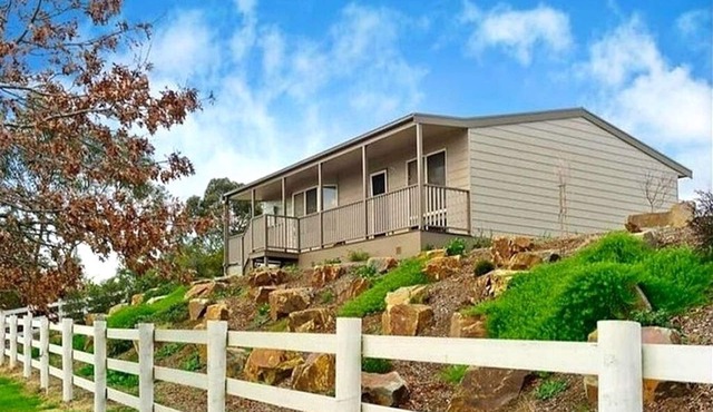 Oak Hill Cottage Peaceful Escape with Stunning Views in Chirnside Park