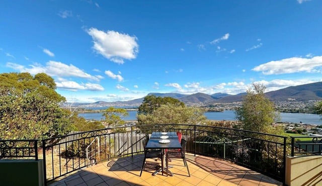 Oceanview Chic Villa 20 min to CBD in Old Beach