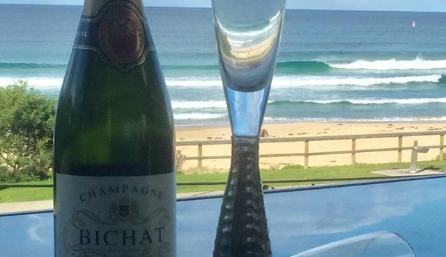 On Beach 2bdrm VIEWS and LOCATION in Mollymook