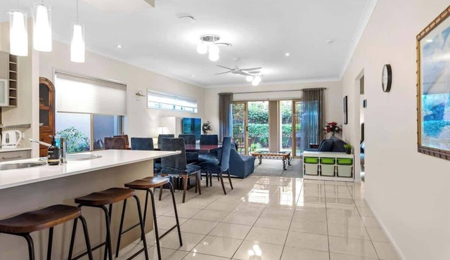 Open Plan! 3 Bedroom House ~ Taringa in Taringa