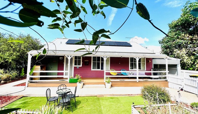 Our Beautiful Garden Cottage is a country style house in Tawonga
