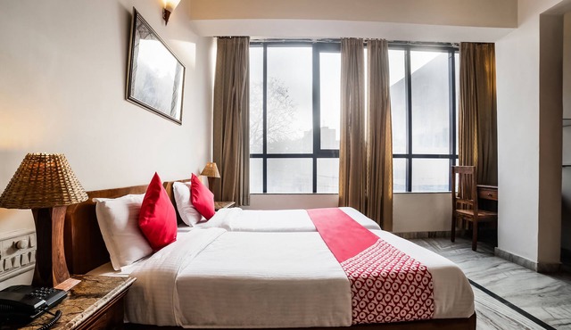 OYO 27041 Hotel Luna Rosa