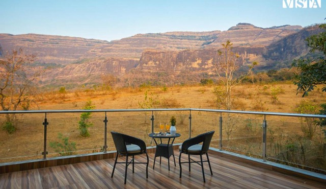 Palazzo in the Mountain by VEO, StayVista - 5BHK Mountain-View Villa with Jacuzzi in Karjat