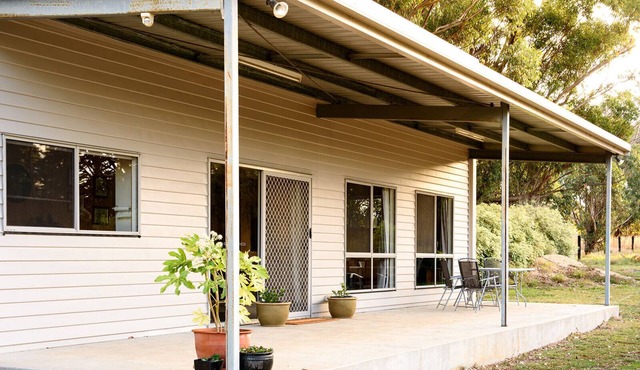 Peaceful cottage retreat an hour from Melbourne in Willowmavin