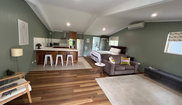Peaceful studio located on 5 acres in central Mount Barker, 8 mins walk to shops in Mount Barker