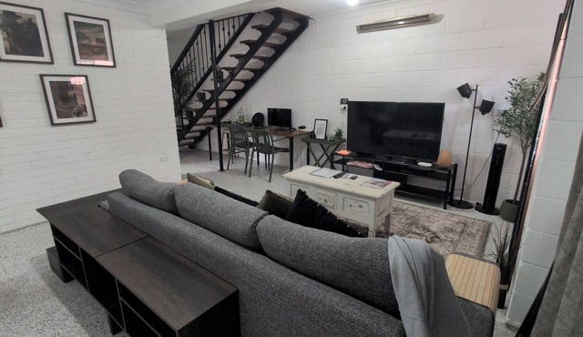 Peaceful Unit, Low Tox, Breakfast included, Pool, Yoga Yard, 10 min Bris city in upper mt gravatt