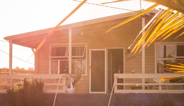 Pebbleton, Retro Riverside Cottage, Tamar Valley in Gravelly Beach