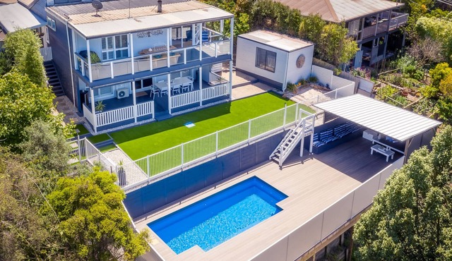 PENINSULA RETREAT beach house with views & a pool in Rye