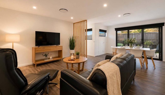 Pepperberry Villa | 2BR 2BA Garage 10min CBD. in Warrane
