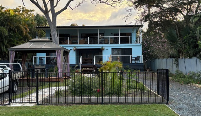 Perulpa Bay Getaway – Magnificent Upstairs Unit, 50m from Wate in MacLeay Island