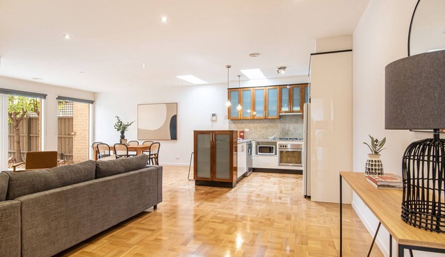 Pet Friendly - Elwood Sanctuary - walking distance to the beach in Elwood