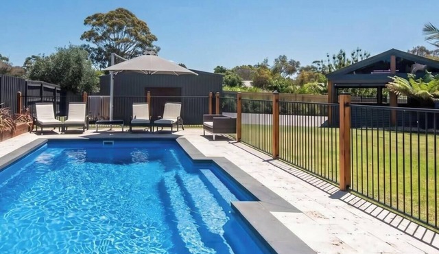 Pet Friendly - Waterfall Gully Retreat with Gas heated Pool in Rosebud