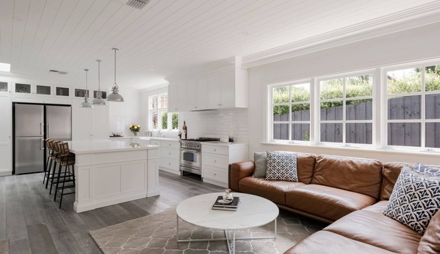 Pet Friendly - White Haven with Spa, Kew East in Kew East