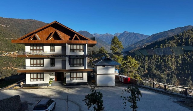 Pines Dirang Homestay