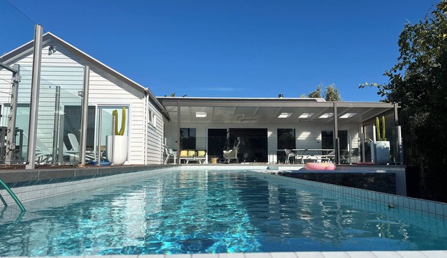 Poolside entertainer for families and their pets. Easy walk to beach & town. in Sorrento