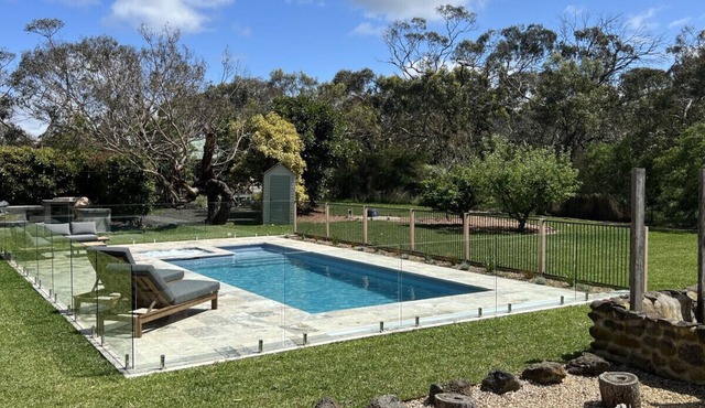 Poolside Loft- Private retreat, Shared Pool/Spa, Basketball Court, Close to wineries, Golf, Beaches in Wallington
