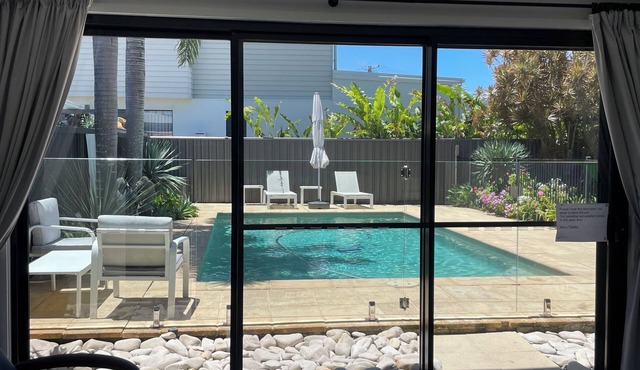 Poolside self contained unit walk to beach in Buddina