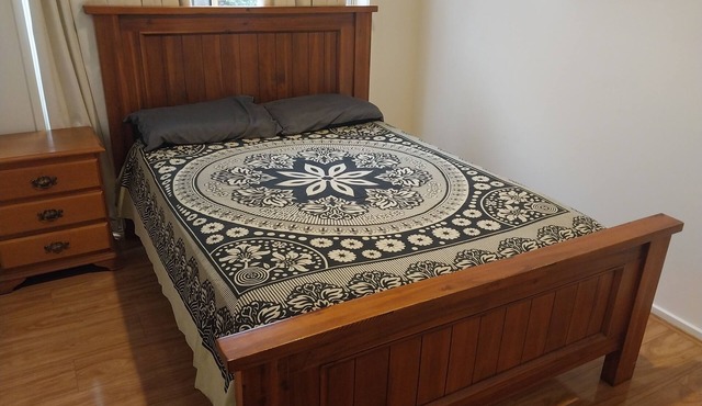 Prime location and a set two rooms available in a 3 bedroom house. in Cranbourne North