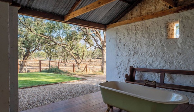 Private Murray River Retreat with Outdoor Bath & Fire Pit | Parcoola in Overland Corner