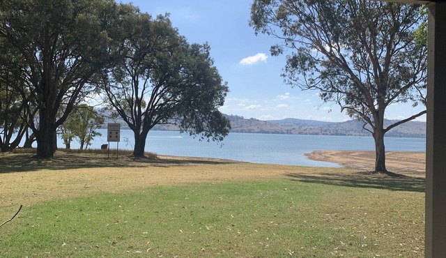 Private property on the Hume Weir - waterfront access. Family and pet friendly in Ebden