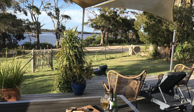 Private, sunny, waterfront retreat - Bay of Fires in Binalong Bay