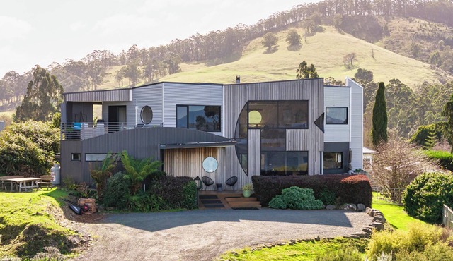 Quarry Hill Lookout . scenic views, luxurious amenities, relaxing atmosphere in Huon Valley