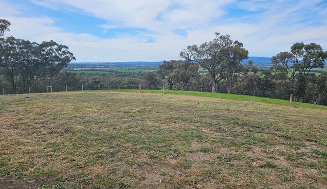 Quiet house with great views and a 5 min drive to town in Wallan