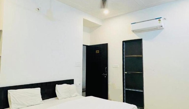Radha Krishan Guest House Khatushyamji in Khātu