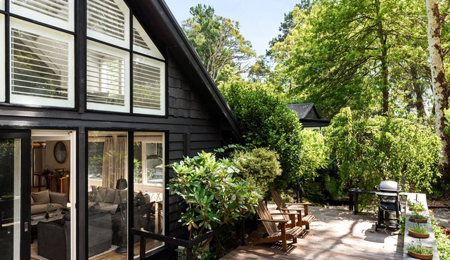 Red Hill South Luxe House Sleeps 9, 5 min to Wineries, beaches, nature trails in Red Hill South