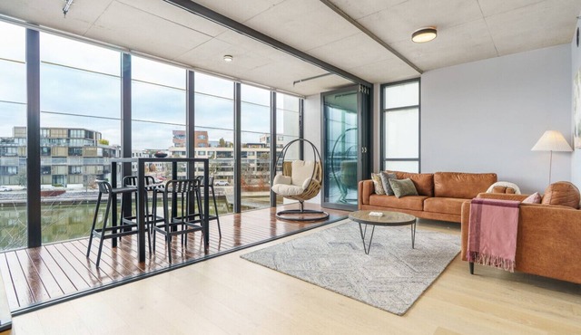 Refined Kingston Apartment, Foreshore Lake Access in Kingston