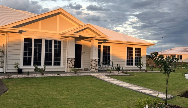 Relax at this Hampton style Beach House 3 min drive to the centre of everything. in Bargara