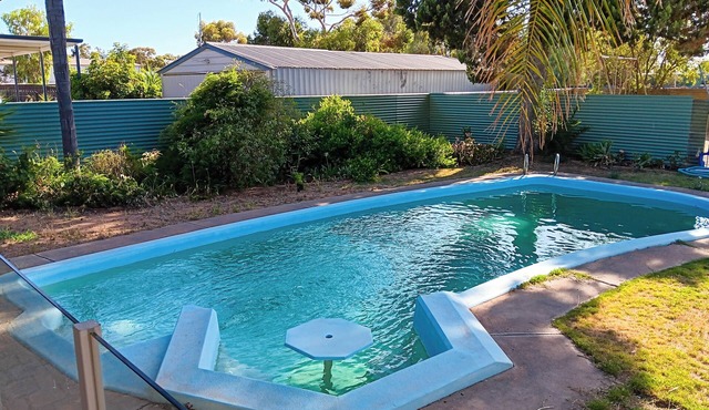 Renovated 3BD w/pool and spa bath in Risdon Park