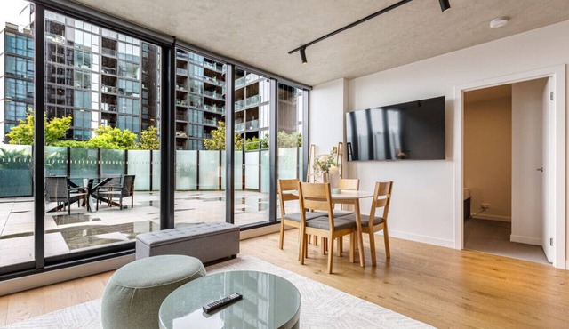 Resort-Style 3BR Near CBD with Courtyard in Footscray