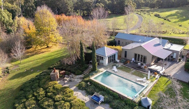 RIVER HOUSE - MODERN COUNTRY HOME, LAURISTON in Lauriston
