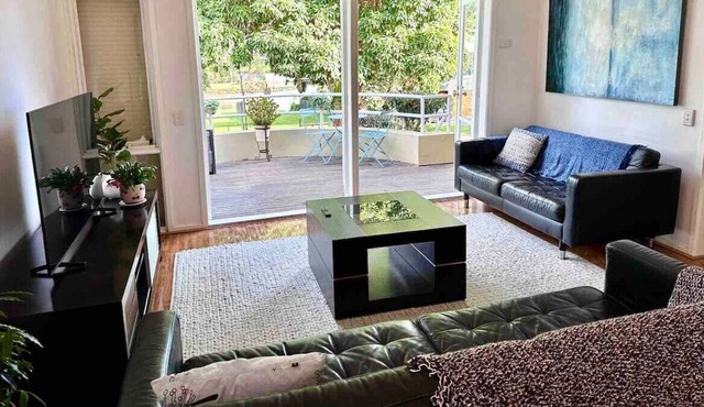 Riverfront Bliss - Upscale 3BR House Walking Distance to Showgrounds and Flemington Racecourse in Maribyrnong