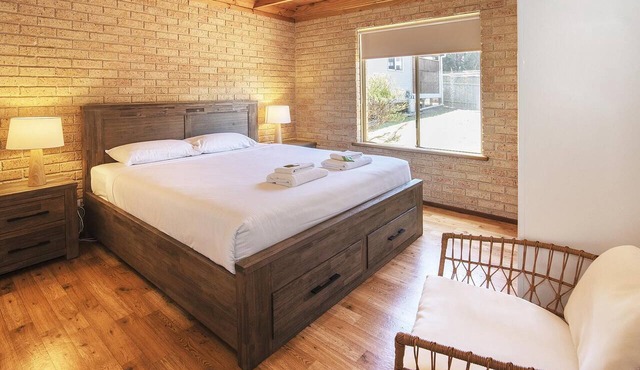 Riverscape Cottage No.6 - Riverscape - unit 6 with views over the Blackwood River and cosy fire place in Augusta