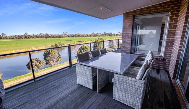 Riverside Haven: Elevated views of the Mitchell River and Clifton Creek in Eastwood