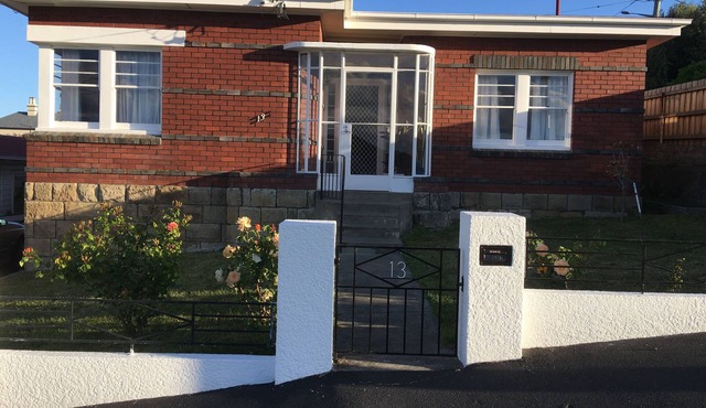 ROCKLYN HOUSE - QUIET, CONVENIENT & CENTRAL LOCATION in Moonah