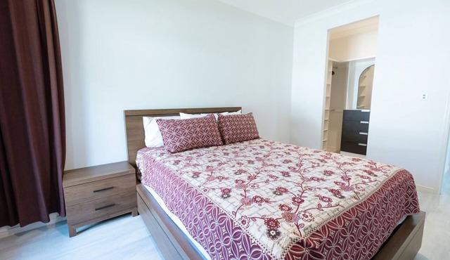 Romantic Suite - Private Entrance, Bathtub, TV in Buderim