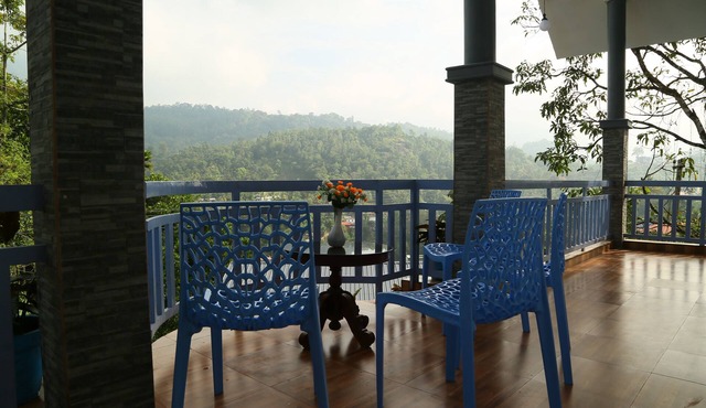 Room-1 Bedroom With Balcony Mountain Vie in Devikolam