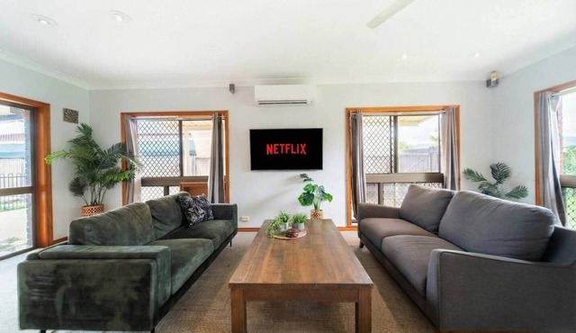 Room for Everyone, Spacious 4BR Pool Retreat in Kirwan